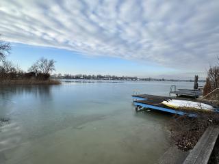 UFERPARZELLE mit privatem Badesteg und Badehäuschen am Neufelder See –  beim Yachtclub auf Pachtgrund zu verkaufen Bild