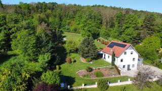 Idyllisch wohnen mit Weitblick – großzügiges Wohnhaus auf großem Grund mit Baulandreserve in Toplage am Waldrand Bild