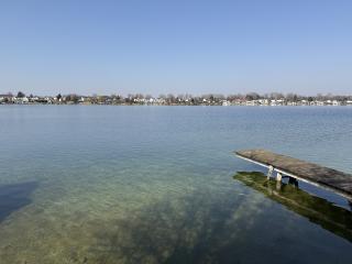 UFERPARZELLE mit privatem Badesteg und renovierungsbedürftigen Badehäuschen beim Yachtclub - auf Pachtgrund Bild