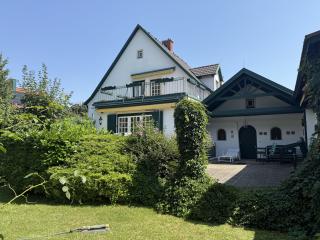 Stilvolles Haus in Bestlage von Wiener Neustadt – Großes Grundstück mit Pool, Altbaumbestand & großer Garage Bild