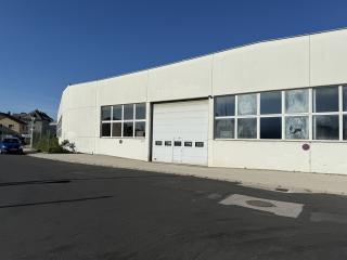 große Lagerhalle mit ca. 5,6 Meter durchgehender Höhe zu vermieten Bild