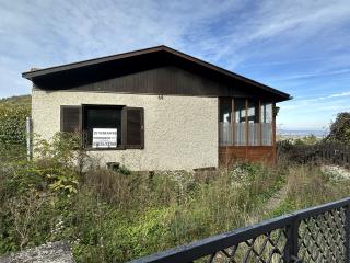 2 stark renovierungsbedürftige Häuser auf einem Grundstück mit schöner Fernsicht zu verkaufen Bild