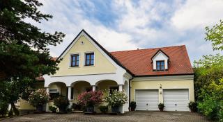 Außergewöhnlich großzügiges Wohnhaus mit Pool in absoluter Best- und Ruhelage Bild